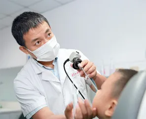 王成硕暖色调的鼻科医生