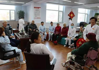 张士巧:精心呵护老人的“家”1