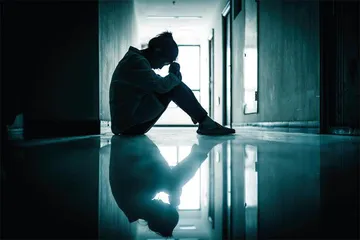 聋哑人遭受家暴后房产也被抢夺，她该怎么办？