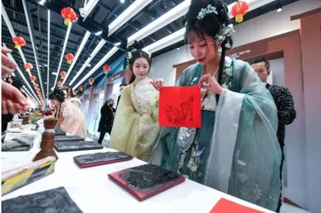 网友热议年轻人“花式”过年 焕新春节3