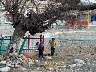 采访结束时，三个孩子突然朝我们敬了一个军礼