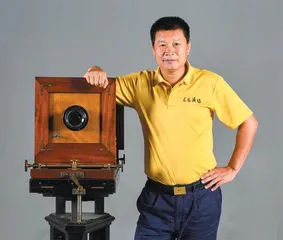 镜头下的工人史诗：占有兵与他的150万张照片