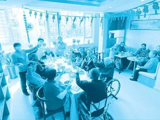 放弃高薪回国:女海归为认知症老人创建一个“家”2