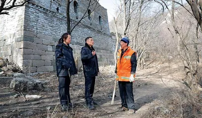 长城两侧的4根方铁杆终于被移除9