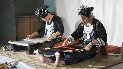 海南黎锦闪耀巴黎时装周2