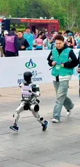 各地竞逐人形机器人赛道1