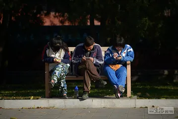 黏在社交媒体里的青少年1
