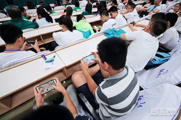 黏在社交媒体里的青少年6