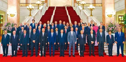 习近平会见国际工商界代表1