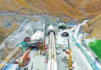 跨越天山，“一箱油”变“一脚油”1