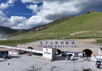 跨越天山，“一箱油”变“一脚油”2