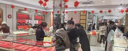 “日抛”龙凤镯，缓解了年轻人的金价焦虑