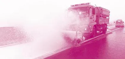 Why Is Salt Used to Melt Ice on the Roads in Winter?为什么冬天要用盐来融化路上的冰？
