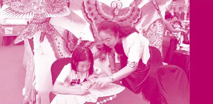 She Spread Weifang Kite-Making Around the World她让潍坊的风筝飞向了世界