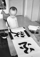 Little boys with amazing calligraphy skills才华横溢：孩童挥毫引赞叹