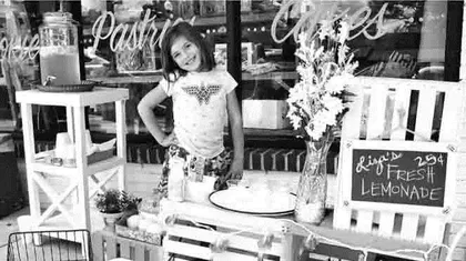 The lemonade stand of Liza Scott莉莎的柠檬水摊