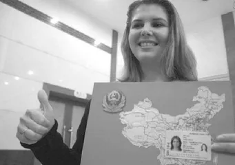 China feels like my home with Chinese green card晒中国“绿卡”，中国就是我的家