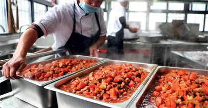 谁来经营中小学食堂？