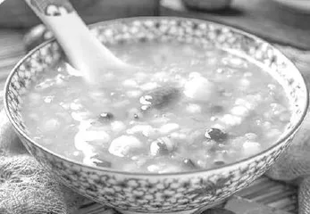 Laba: A delicious culinary festival held across China腊八节：粥香暖心，年味渐浓