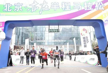 中国举行全球首个人形机器人半程马拉松比赛