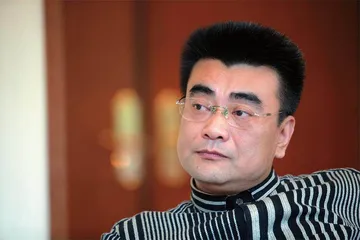 “凌晨开会”的董事长