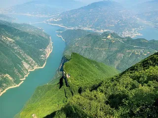 塔影轻舟过  信号越万山