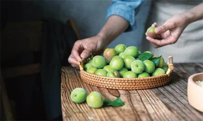 何物与侬供醉眼,半黄梅子带红盐1