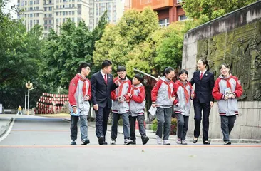 “你这么喜欢当妈，娃娃都送给你”
