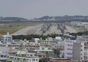 驻日美军直升机“高空掉袋”惹冲绳民众抗议