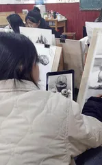 在高中美术课程中渗透心理健康教育