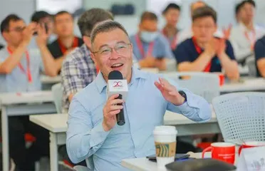 练就精湛医术，锋走毫厘之间