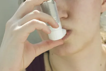 如何预防青少年哮喘反复发作？