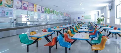 学生家长陪餐制需强化和完善