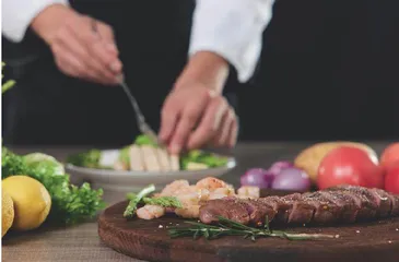 跨文化交际视阈下的饮食翻译策略分析