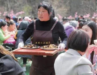 老君山的春天不仅能看，还能吃哦