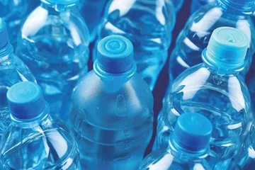 别再用塑料瓶装东西了长期使用相当于慢性中毒