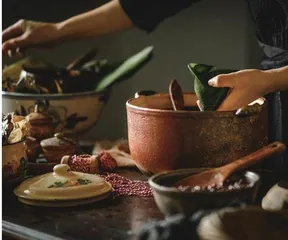 中华优秀传统文化“两创”背景下饮食类非遗项目产业化发展途径研究 