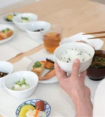 既不健康也不卫生，蹲地就餐必须得改