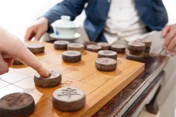 老来莫攀比，知足快乐多