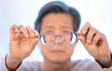 你以为的“老花眼”，可能是患上了“黄斑前膜”