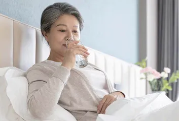 这类人小心喝水“喝进”ICU1