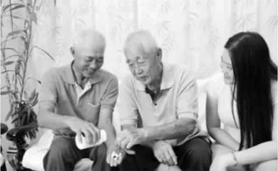 仰头服药八旬老人药卡在气管