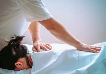 “治未病”，按摩艾灸打头阵