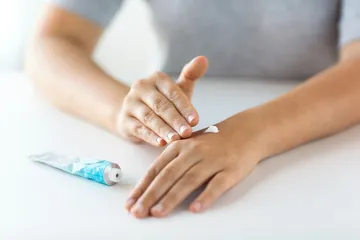 中医如何治疗青少年日光性皮炎？