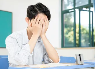 课堂上的“蒙面”男孩