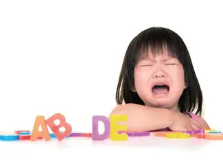 爱哭的小女孩