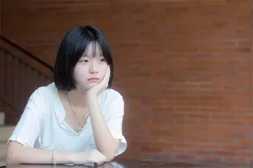 她的心事难释怀
