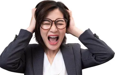 她为何突然“情绪爆发”？