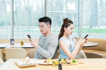 莫让智能手机成为夫妻间的屏障