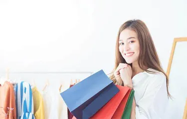 她为何总爱买衣服？